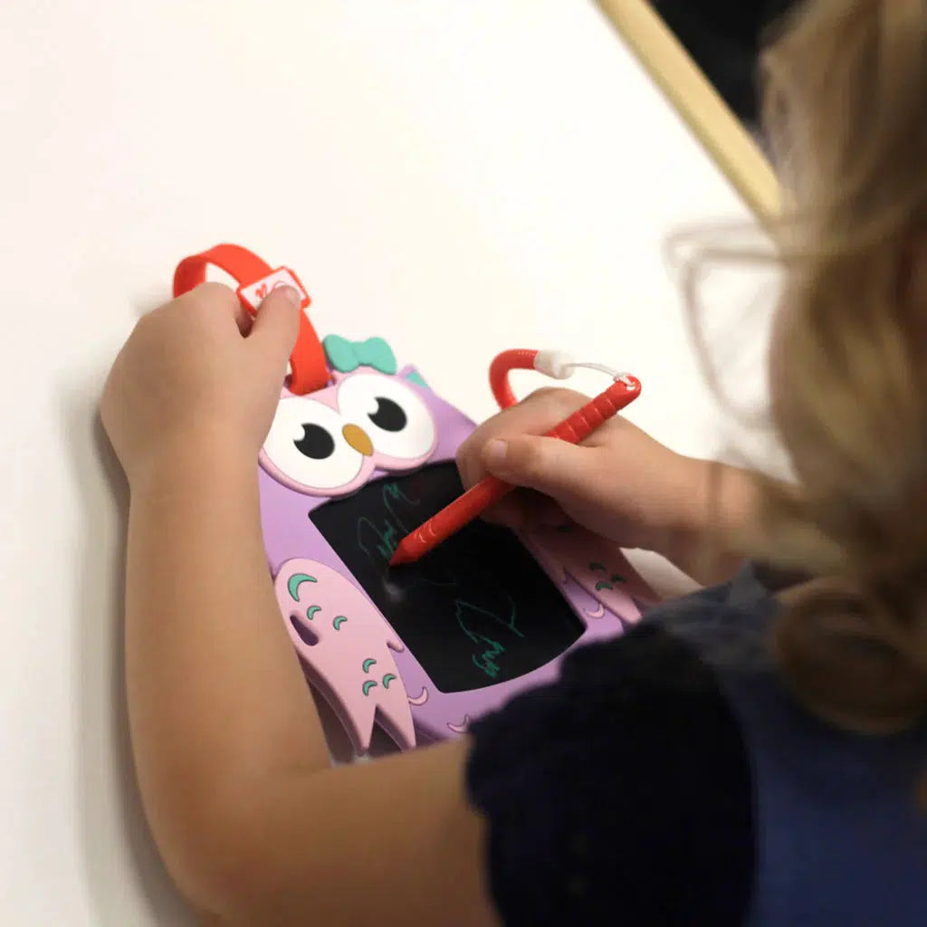 a child is drawing on the izzy owl boogie board