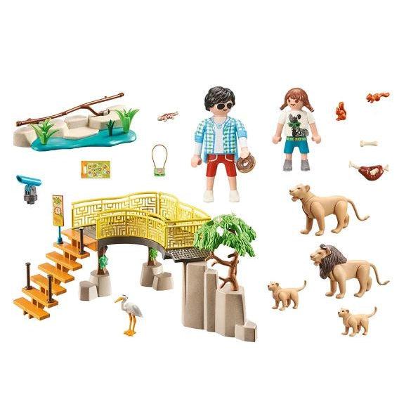 this image shows everything included in the set, from the viewing ares, the lions, the gamily, squirrels, meat, and birds