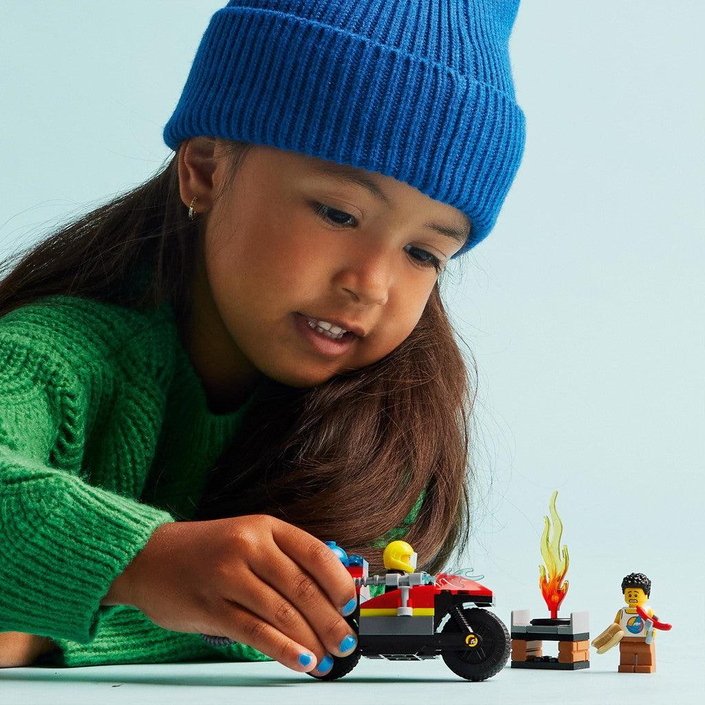 build and play with LEGO and come save the day in LEGO City. 