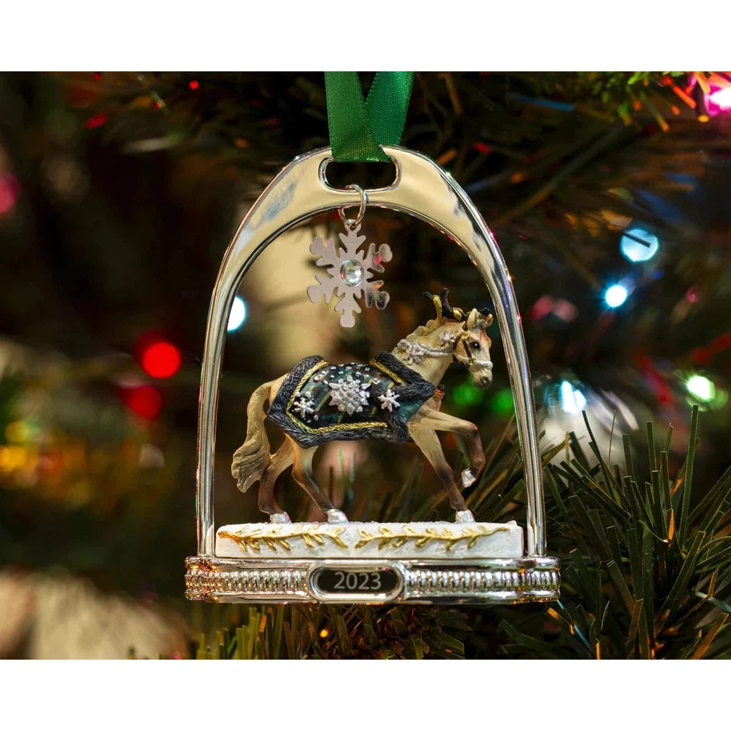 the hilander ornament horse from Breyer is a caramel brown horse with a green and black tarp on its back