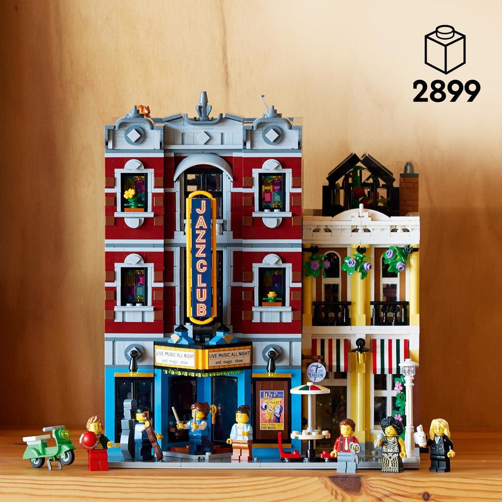 Image of the fully built LEGO set. Number of Pieces: 2899
