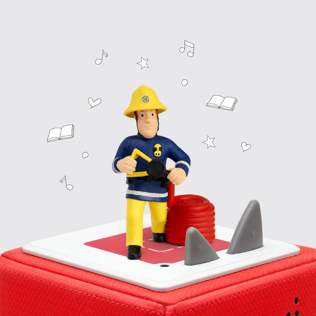 This Fireman Sam figurine is expertly crafted to depict a courageous firefighter from Pontypandy village, confidently holding a hose. The figure is on top of a toneibox