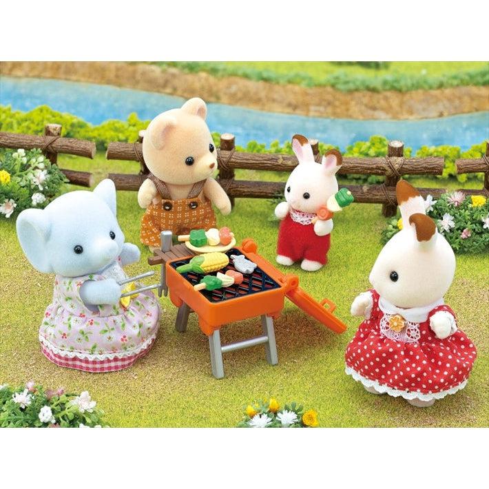 Scene of the elephant girl grilling for her friends (Mr. Bear, white and brown rabbit mom, and her child.