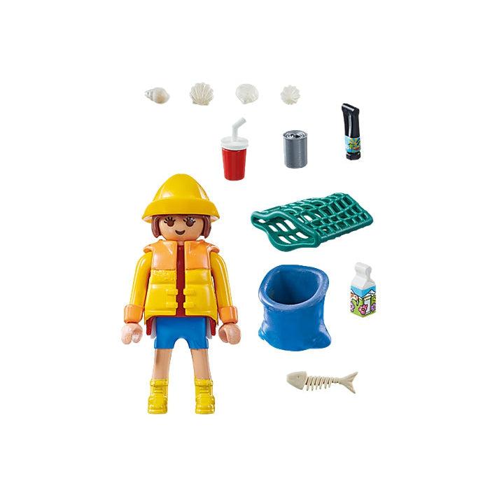 The figure and all included accessories are shown, there are 4 sea shells and a variety of toy garbage