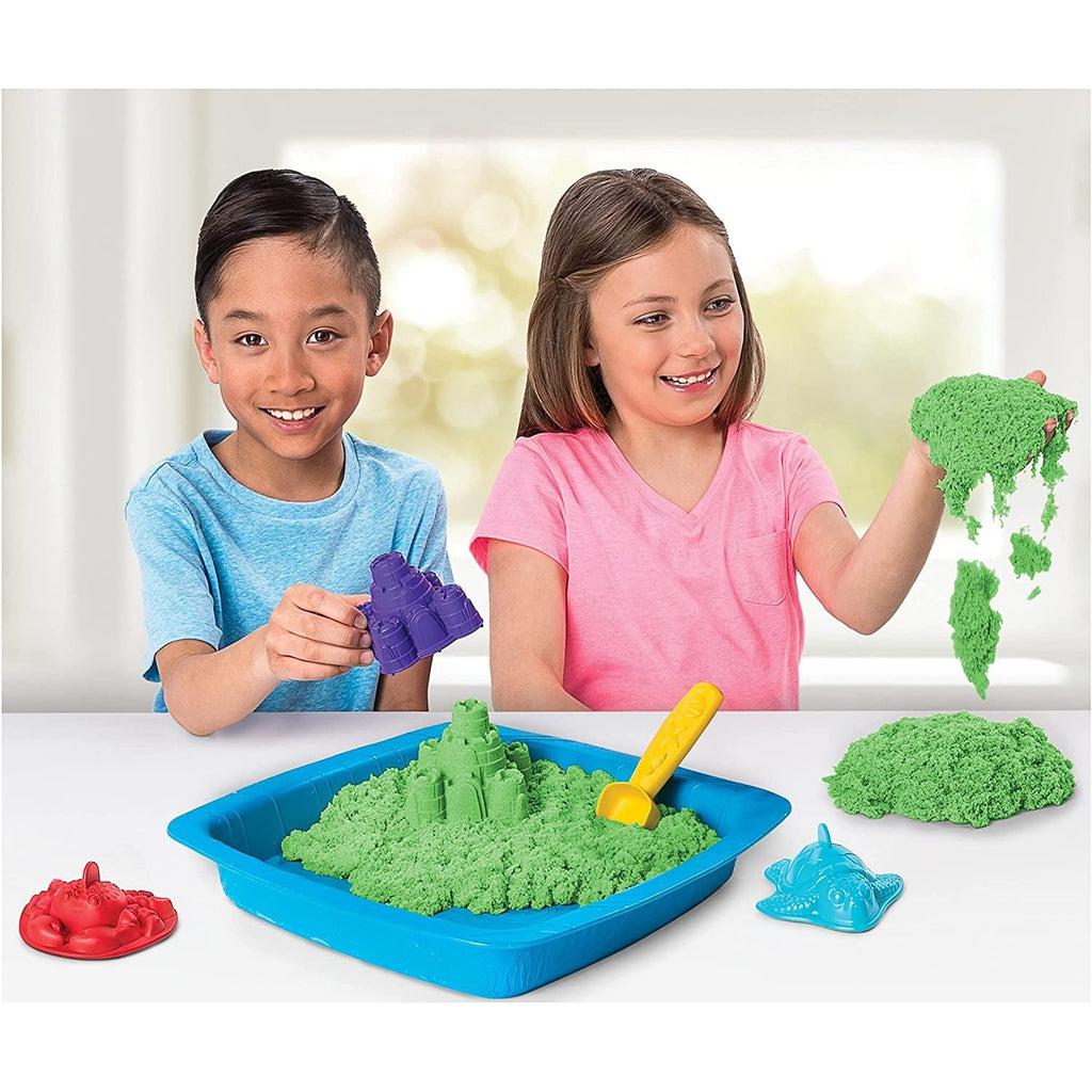 Kinetic Sand Sandbox Set, 1lb Green Play Sand, Sandbox Storage, 4 Molds and  Tools, Sensory Toys, Christmas Gifts for Kids Ages 3+ 